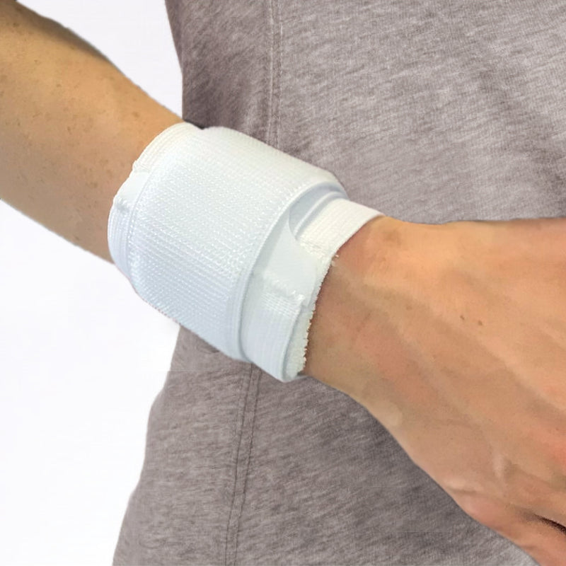 Designed to manage pain caused by joint or tendon overuse in the wrist or thumb, this wrist support provides adjustable compression and a comfortable fit. Two-way elastic thread provides compression and support• Neoprene free • Adjustable compression fastener for comfortable fit and stabilisation• One size fits all